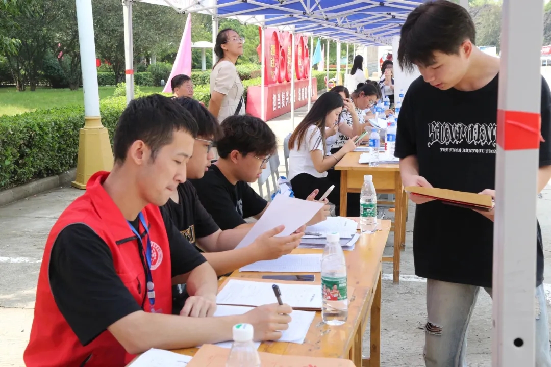 亚新平台_亚新(中国)学院新生报到，迎新啦！